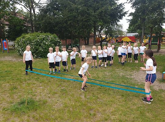 Dzieci podczas konkurencji sportowych