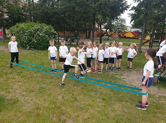 Dzieci podczas konkurencji sportowych