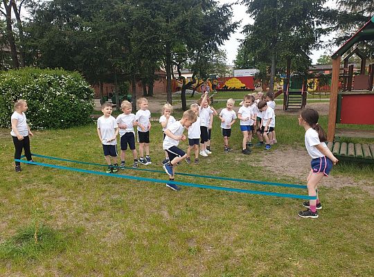 Dzieci podczas konkurencji sportowych