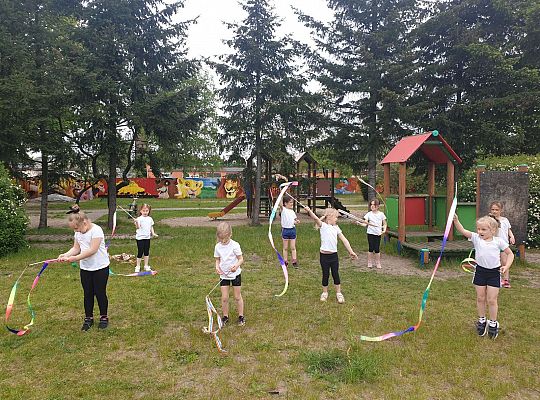 Dzieci podczas konkurencji sportowych