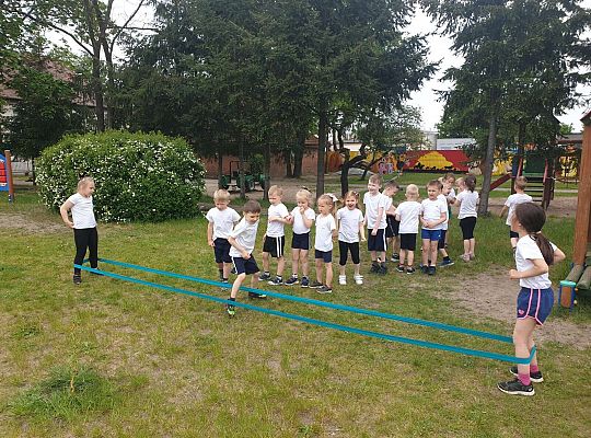 Dzieci podczas konkurencji sportowych