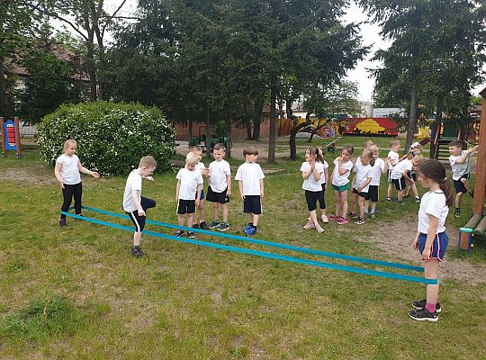 Dzieci podczas konkurencji sportowych