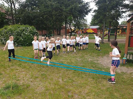 Dzieci podczas konkurencji sportowych