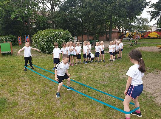 Dzieci podczas konkurencji sportowych