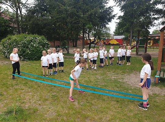 Dzieci podczas konkurencji sportowych