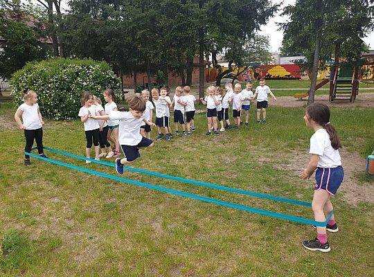 Dzieci podczas konkurencji sportowych