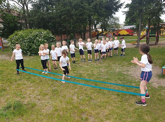 Dzieci podczas konkurencji sportowych