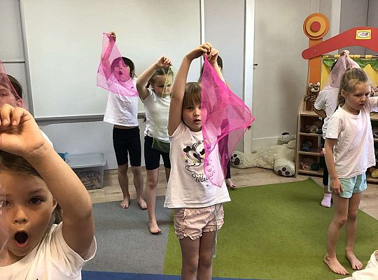 Dzieci podczas ćwiczeń gimnastycznych