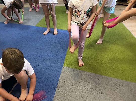 Dzieci podczas ćwiczeń gimnastycznych