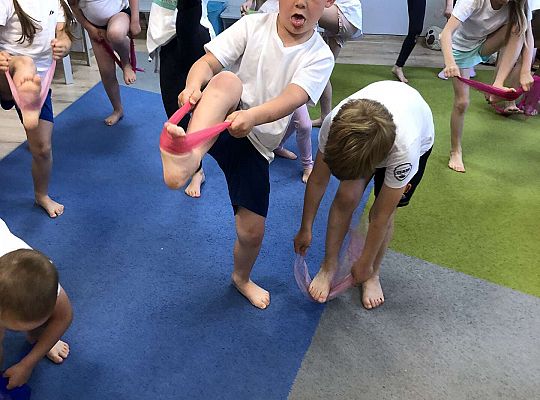 Dzieci podczas ćwiczeń gimnastycznych