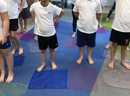 Dzieci przygotowują się do ćwiczeń