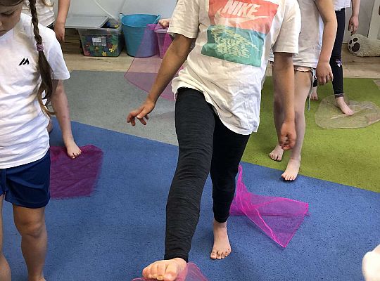 Dzieci podczas ćwiczeń gimnastycznych