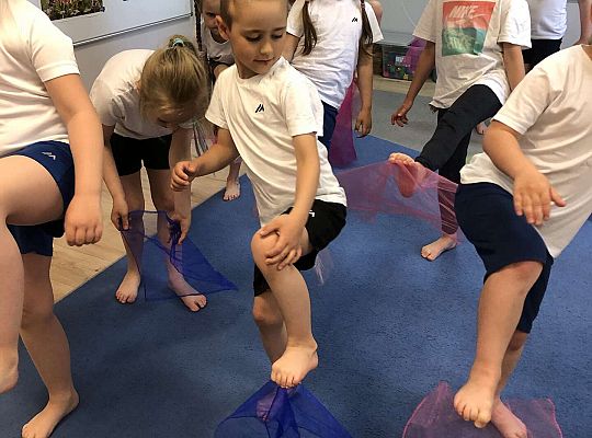 Dzieci podczas ćwiczeń gimnastycznych