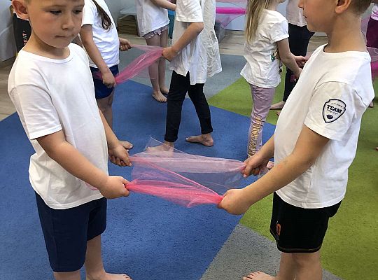 Dzieci podczas ćwiczeń gimnastycznych