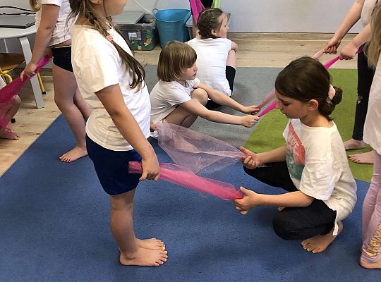 Dzieci podczas ćwiczeń gimnastycznych