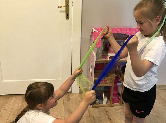 Dzieci podczas ćwiczeń gimnastycznych