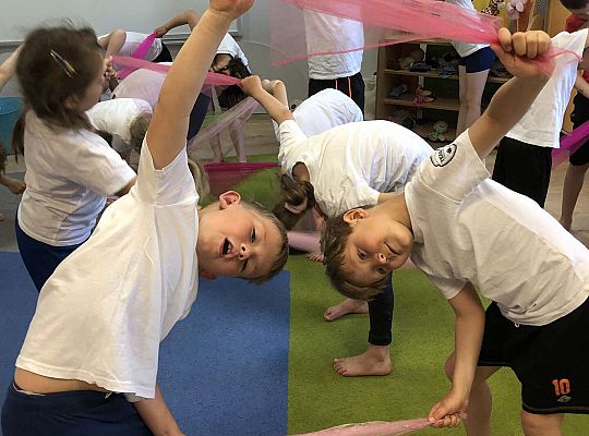 Dzieci podczas ćwiczeń gimnastycznych