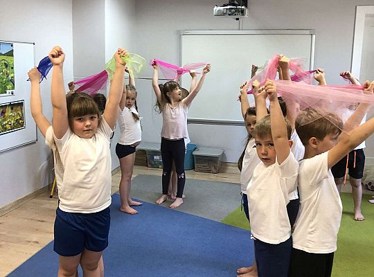 Dzieci podczas ćwiczeń gimnastycznych
