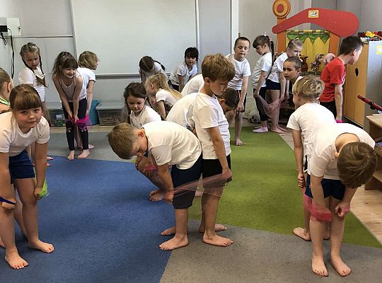 Dzieci podczas ćwiczeń gimnastycznych