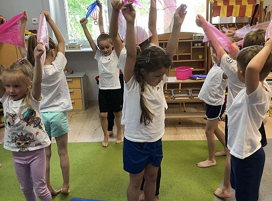 Dzieci podczas ćwiczeń gimnastycznych