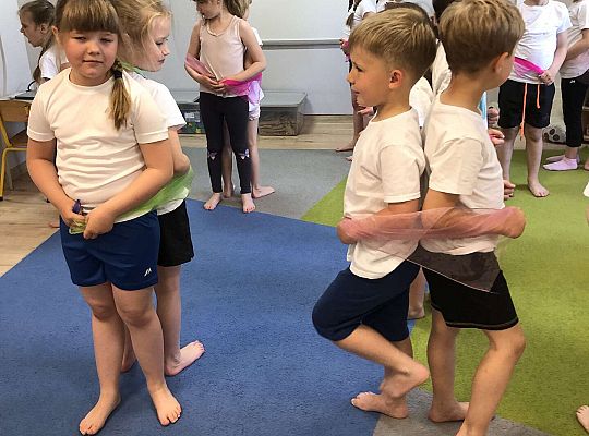 Dzieci podczas ćwiczeń gimnastycznych