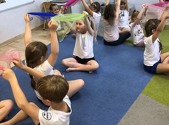 Dzieci podczas ćwiczeń gimnastycznych