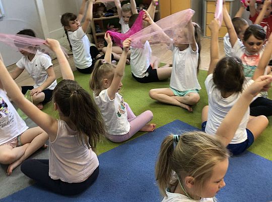 Dzieci podczas ćwiczeń gimnastycznych