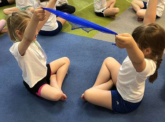 Dzieci podczas ćwiczeń gimnastycznych