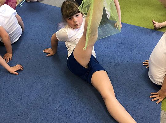 Dzieci podczas ćwiczeń gimnastycznych