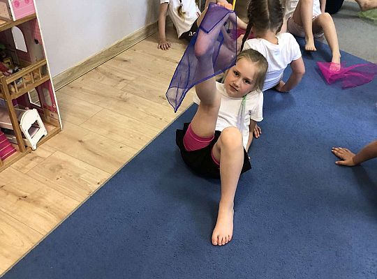 Dzieci podczas ćwiczeń gimnastycznych