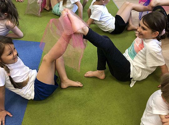 Dzieci podczas ćwiczeń gimnastycznych