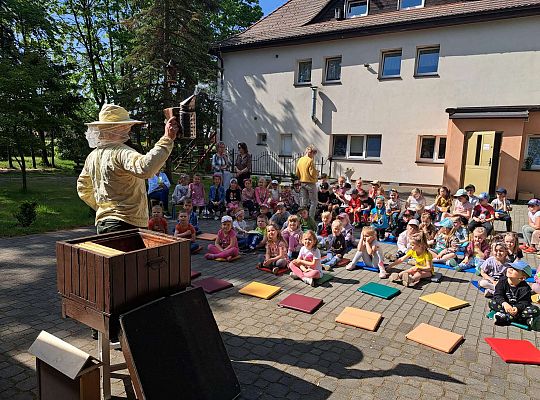 Pszczelarz prezentuje potrzebne akcesoria