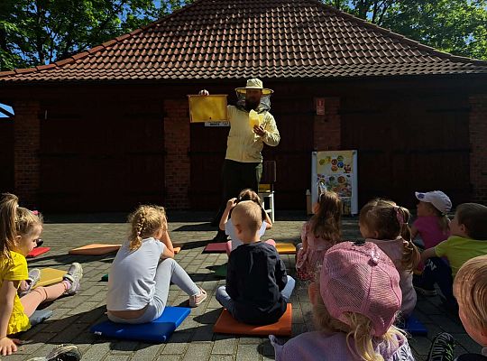 Pszczelarz opowiada o swojej pracy