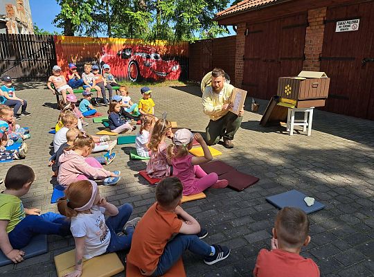 Pszczelarz opowiada o pszczołach