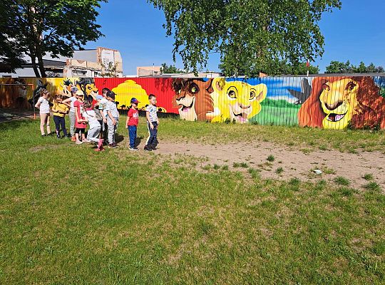 Dzieci podczas konkurencji sportowych