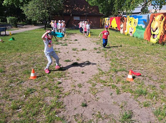 Dzieci podczas konkurencji sportowych