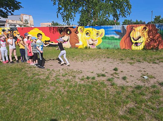 Dzieci podczas konkurencji sportowych