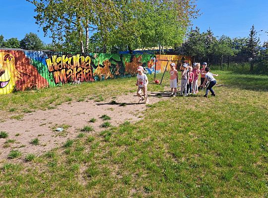 Dzieci podczas konkurencji sportowych