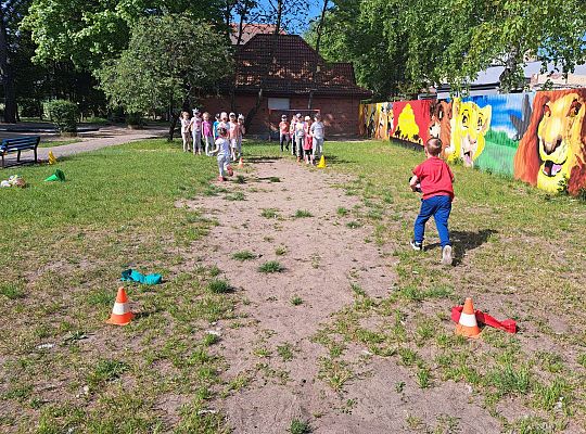 Dzieci podczas konkurencji sportowych