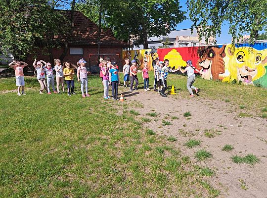 Dzieci podczas konkurencji sportowych