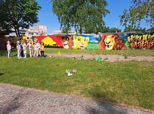 Dzieci podczas konkurencji sportowych