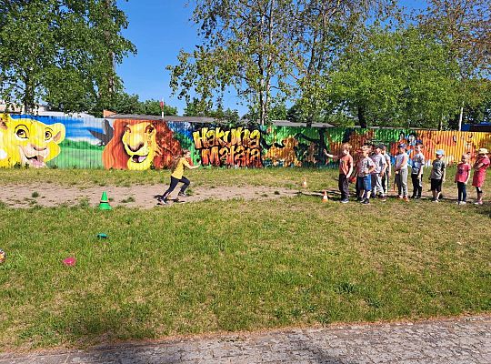 Dzieci podczas konkurencji sportowych