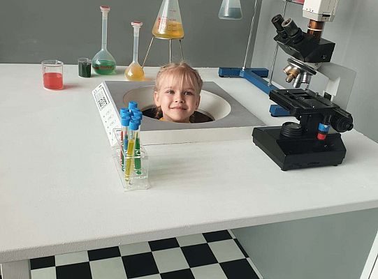 Dziecko podczas eksperymentu