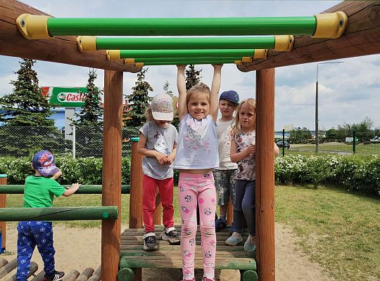 Dzieci przechodzą na drabince