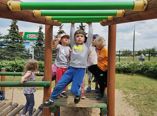 Dzieci przechodzą na drabince