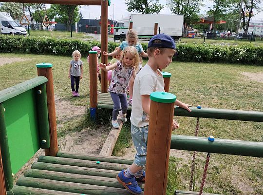 Dzieci trenują równowagę