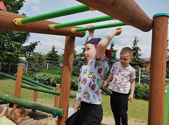 Dzieci przechodzą na drabince