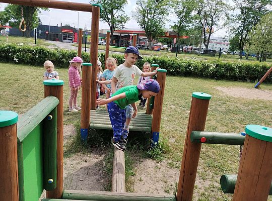 Dzieci trenują równowagę