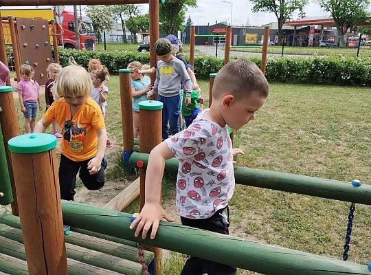 Dzieci trenują równowagę