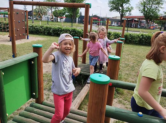 Dzieci trenują równowagę